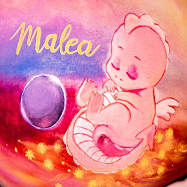 Bemalung auf Schwangerschaftsbauch mit einem Babydrachen in rosa