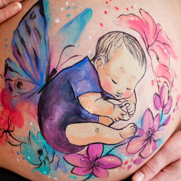 Bemalung auf Schwangerschaftsbauch Baby mit Schmetterlingsflügeln 