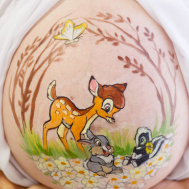 Bemalung auf Schwangerschaftsbauch Bambi, Klopfer und Stinktier