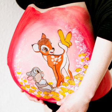 Bemalung auf Schwangerschaftsbauch mit Bambi und Klopfer
