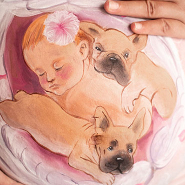 Bemalung auf Schwangerschaftsbauch mit Babybulldoggen