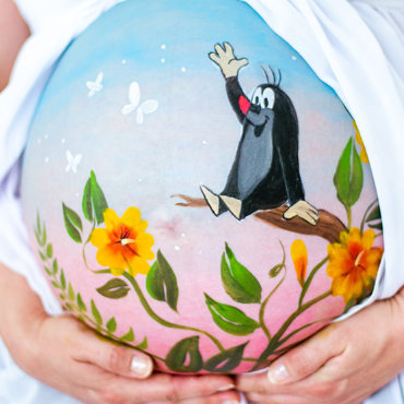 Bemalung auf Schwangerschaftsbauch mit dem Maulwurf und Blumen