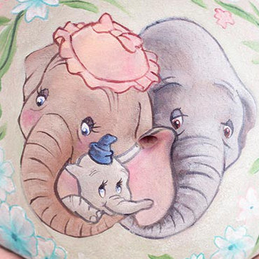 Bemalung auf Schwangerschaftsbauch mit Dumbo und Familie