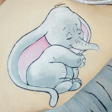 Bemalung auf Schwangerschaftsbauch mit einem Elefantenbaby Rügen