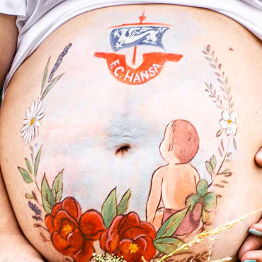 Bemalung auf Schwangerschaftsbauch mit einem F.C. Hansa Rostock Baby