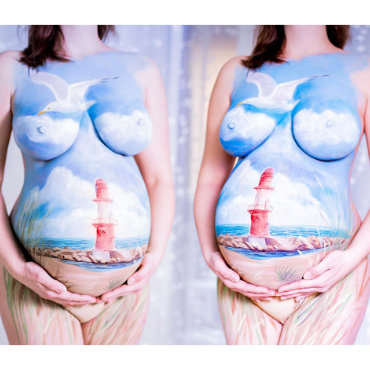 Bemalung auf Schwangerschaftsbauch mit einem Leuchtturm