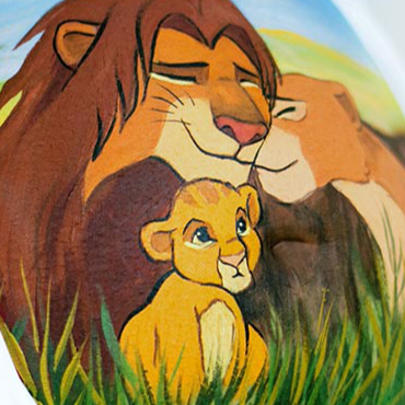 Bemalung auf Schwangerschaftsbauch mit einer Löwenfamilie
