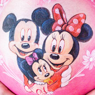 Bemalung auf Schwangerschaftsbauch mit Micky Maus