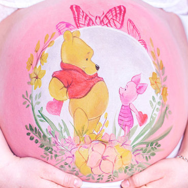 Bemalung auf Schwangerschaftsbauch mit Winnie Pooh und Ferkel