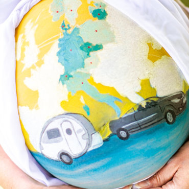Bemalung auf Schwangerschaftsbauch mit einer Karte von Europa