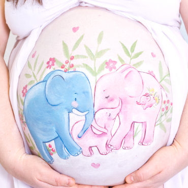 Bemalung auf Schwangerschaftsbauch mit Eelefantenfamilie
