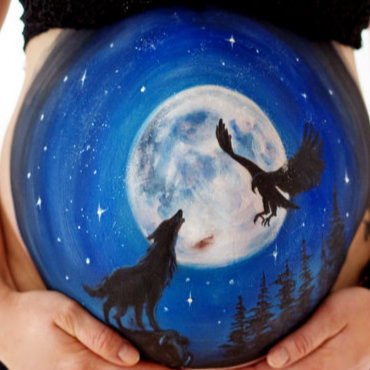 Bemalung auf Schwangerschaftsbauch mit Wolf und Adler