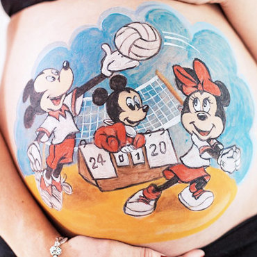 Bemalung auf Schwangerschaftsbauch mit Micky Maus beim Volleyball spielen