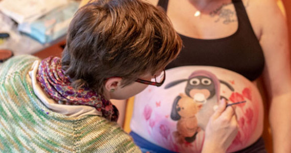 Babybauchbemalung mit dem Motiv Shaun das Schaf