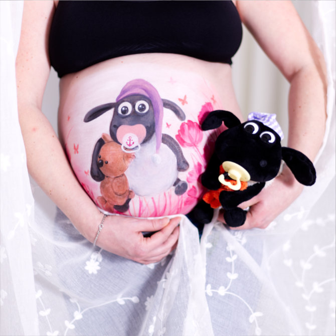 Fertige Babybauchbemalung mit Shaun das Schaf