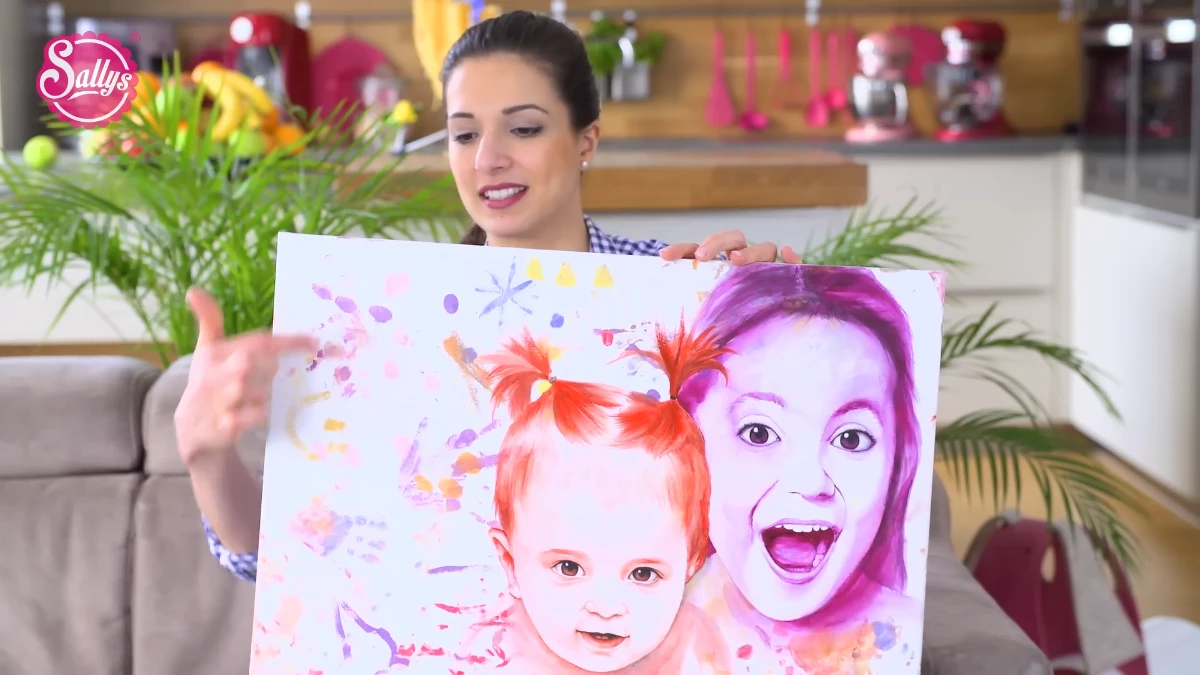 Sallys Welt zeigt Kinderportrait mit Handabdrücken und bunter Malerei auf Leinwand
