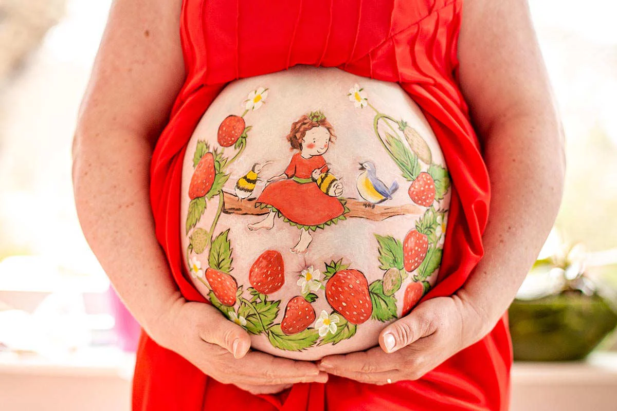 Babybauchbemalung mit Erdbeerfee, Bienen und Vögeln – fröhliches Naturmotiv von cy-DESIGN