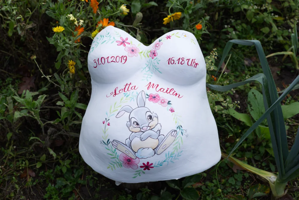 Individuell bemalter Gipsabdruck mit Babyname, Geburtsdatum und Häschenmotiv – liebevoll gestaltet mit floralen Elementen