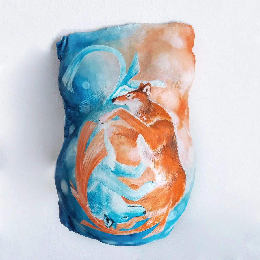Künstlerisch bemalter Babybauch-Gipsabdruck mit zwei liegenden Wölfen in harmonischen Farben – Symbolik und Natur vereint