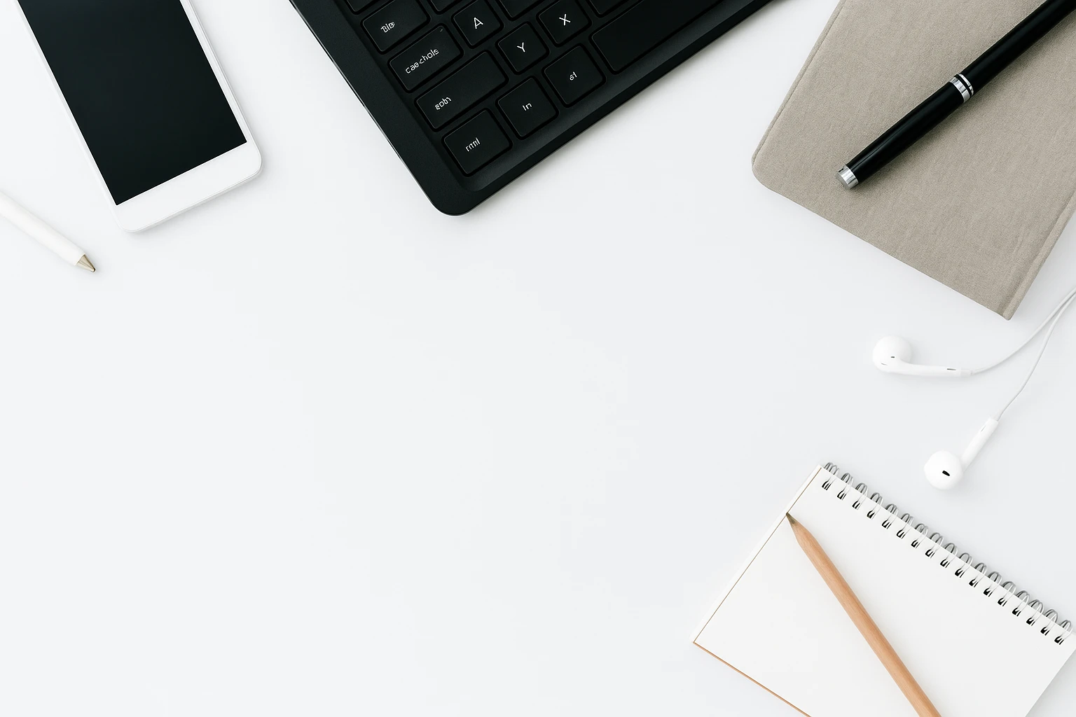 Minimalistischer Arbeitsplatz mit Tastatur, Notizbuch und Smartphone – Webdesign-Planung bei cy-DESIGN
