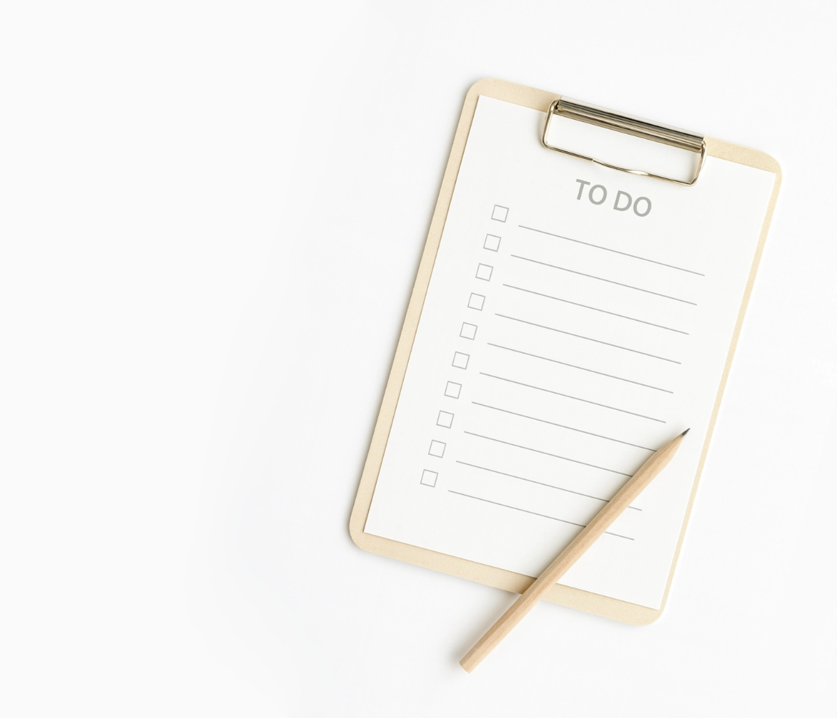 Holzclip-Board mit To-Do-Liste und Bleistift auf weißem Hintergrund – Symbol für strukturierte Webdesign-Vorteile von cy-DESIGN