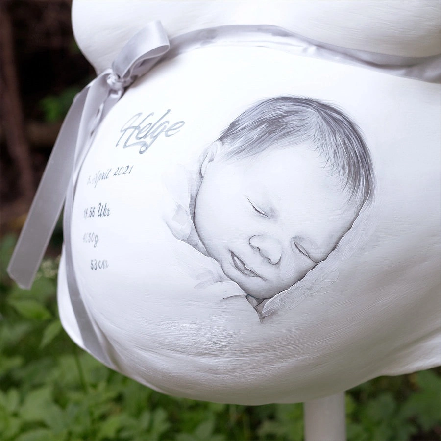 Detailaufnahme eines bemalten Babybauchs mit dem schlafenden Porträt von Helge – zartes Schwarz-Weiß-Design mit persönlicher Note