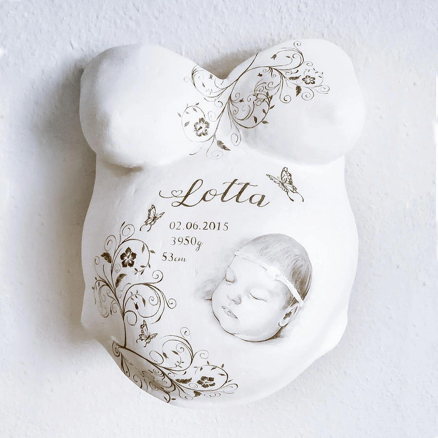 Künstlerisch bemalter Gipsabdruck mit Babyportrait, Geburtsdaten und floralen Ornamenten – personalisiertes Erinnerungsstück für Lotta