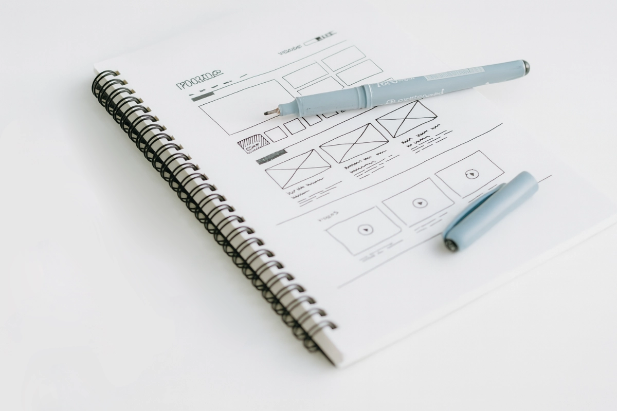 Skizzenbuch mit gezeichnetem Website-Layout zur Zielgruppenanalyse und Inhaltsplanung