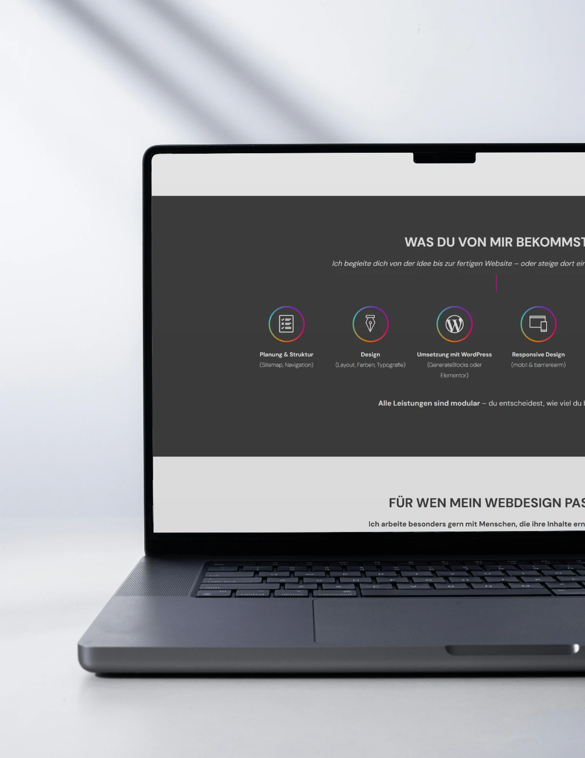 Laptop mit geöffneter Webseite, die Webdesign-Leistungen wie Planung, Design und WordPress-Umsetzung präsentiert