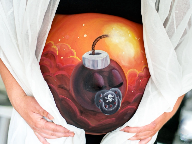 Bemalung auf Schwangerschaftsbauch mit einer Babybombe