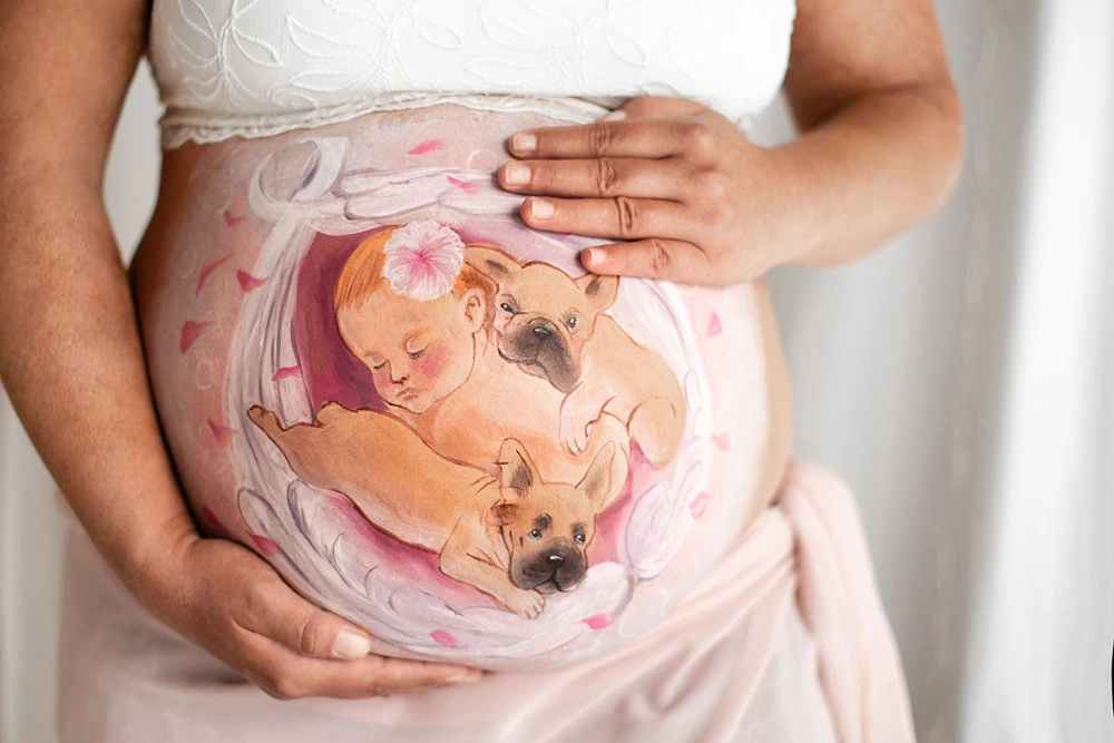 Bemalung auf Schwangerschaftsbauch mit Babybulldoggen
