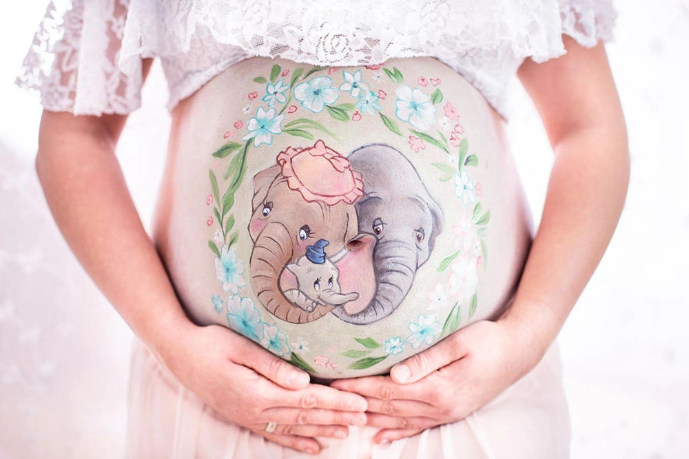 Bemalung auf Schwangerschaftsbauch mit Dumbo und Familie
