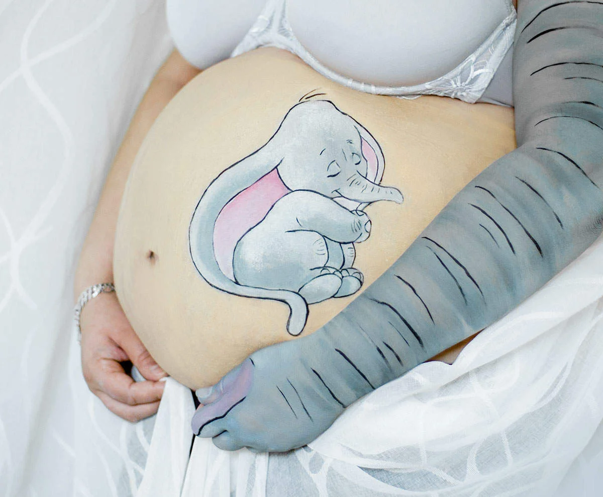 Bemalung auf Schwangerschaftsbauch mit einem Elefantenbaby Rügen
