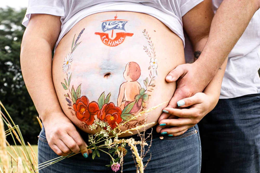 Bemalung auf Schwangerschaftsbauch mit einem F.C. Hansa Rostock Baby
