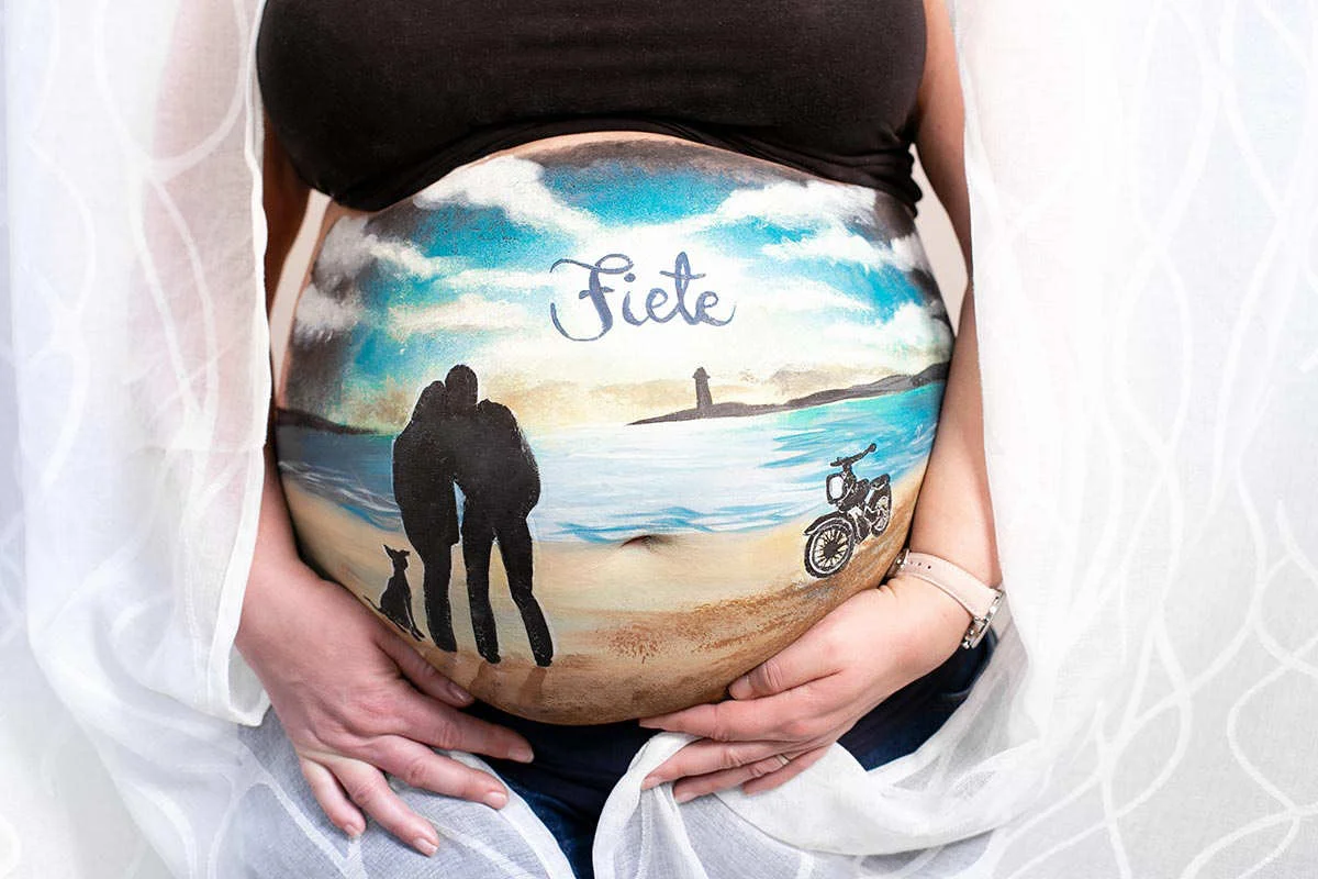 Bemalung auf Schwangerschaftsbauch mit dem Namen Fiete
