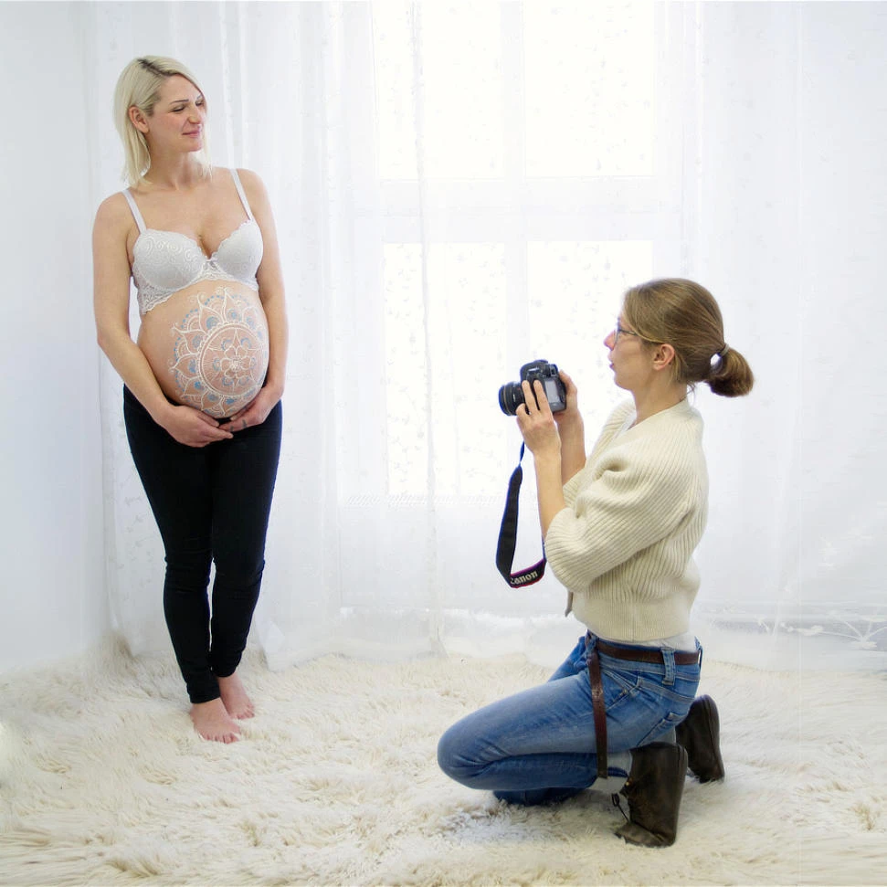 Babybauchbemalung mit Mandala-Motiv beim Fotoshooting in Greifswald – werdende Mutter mit Fotografin im Studio