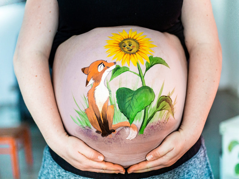Bemalung auf Schwangerschaftsbauch mit Fuchs und Sonnenblume