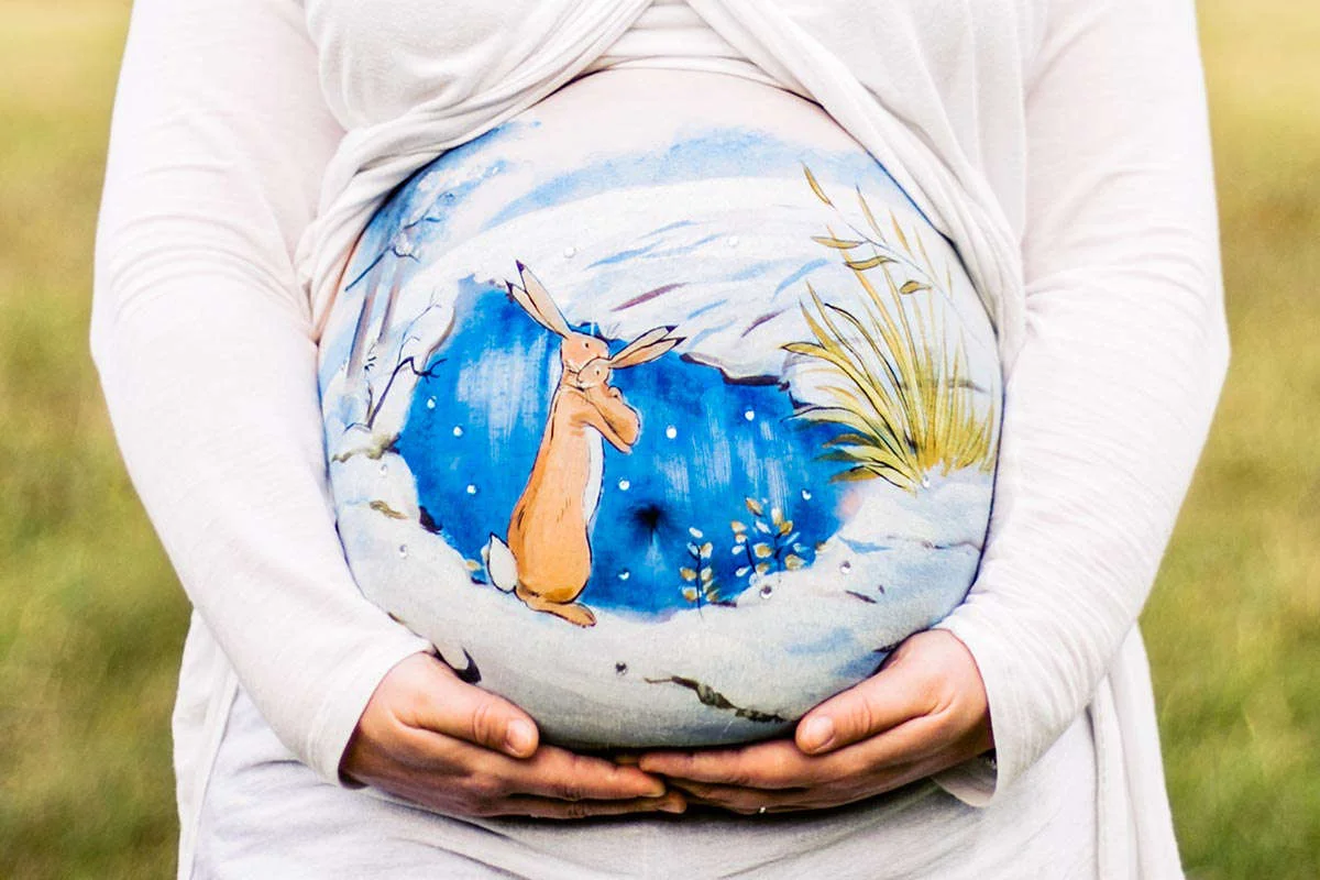 Bemalung auf Schwangerschaftsbauch mit einem Hasenvater
