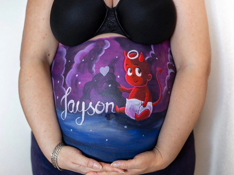 Bemalung auf Schwangerschaftsbauch mit Teufelbaby Jayson