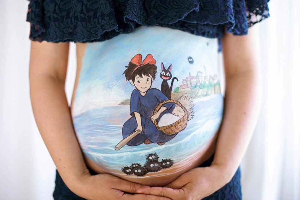 Bemalung auf Schwangerschaftsbauch mit Kiki der kleinen Hexe
