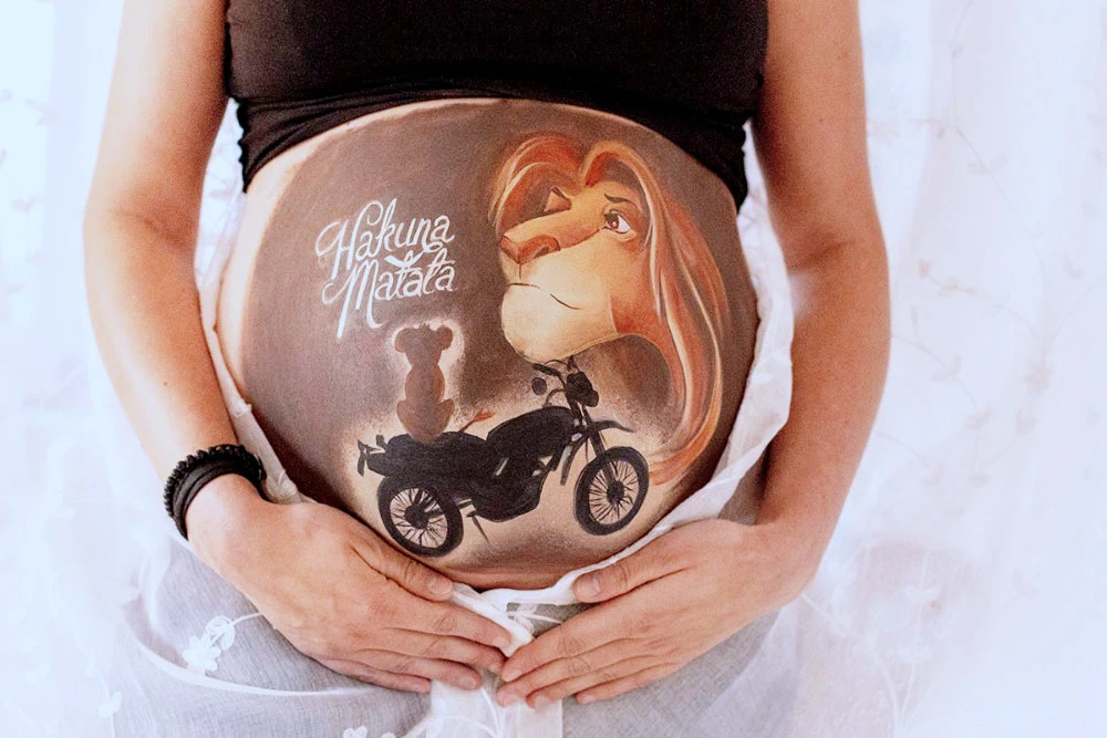 Bemalung auf Schwangerschaftsbauch mit einem Löwen mit Motorrad
