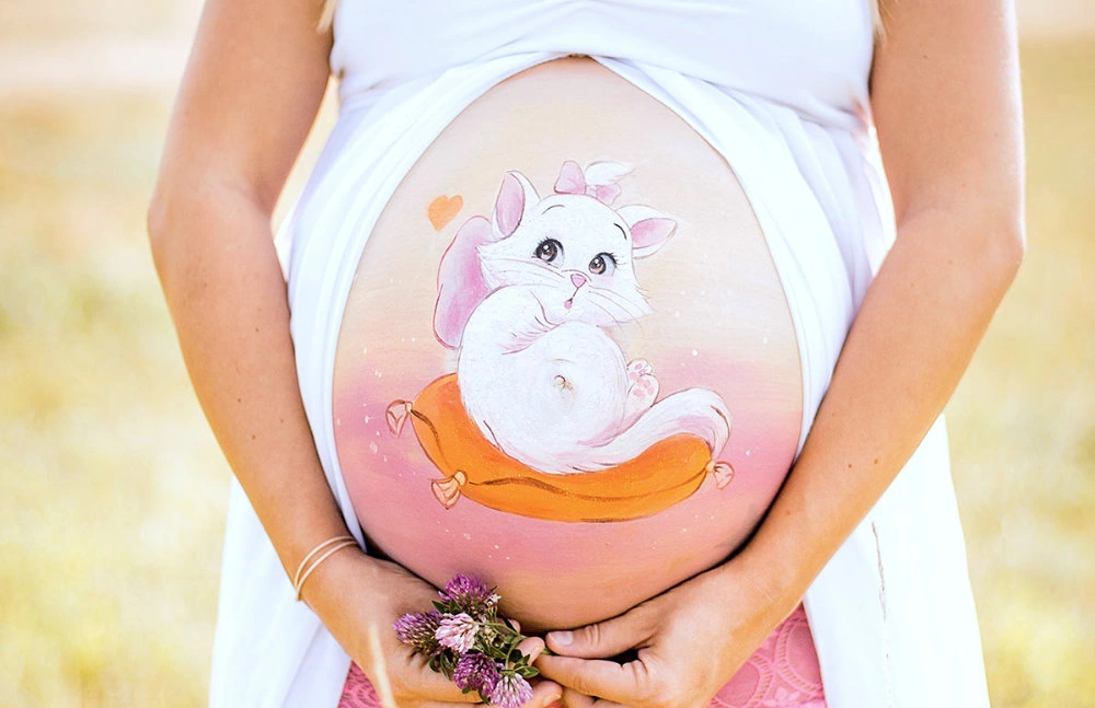 Bemalung auf Schwangerschaftsbauch mit Marie von Aristocats
