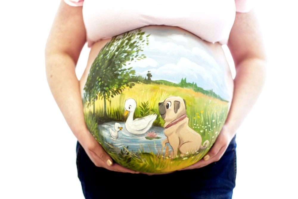 Verspielte Babybauchbemalung mit Mops, Entenmama und Küken am Weiher – liebevolles Naturmotiv mit ländlicher Idylle für eine persönliche Erinnerung