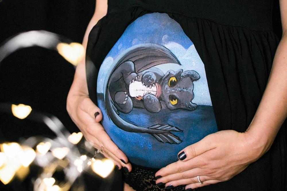 Bemalung auf Schwangerschaftsbauch mit Ohnezahn Drachenbaby