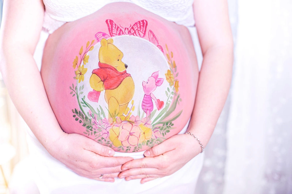 Bemalung auf Schwangerschaftsbauch mit Winnie Pooh und Ferkel
