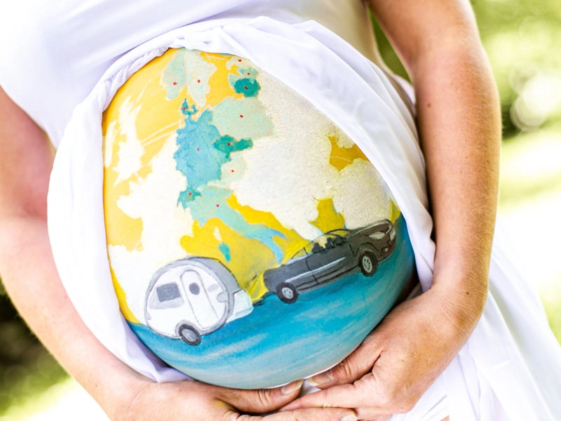 Bemalung auf Schwangerschaftsbauch mit einer Karte von Europa