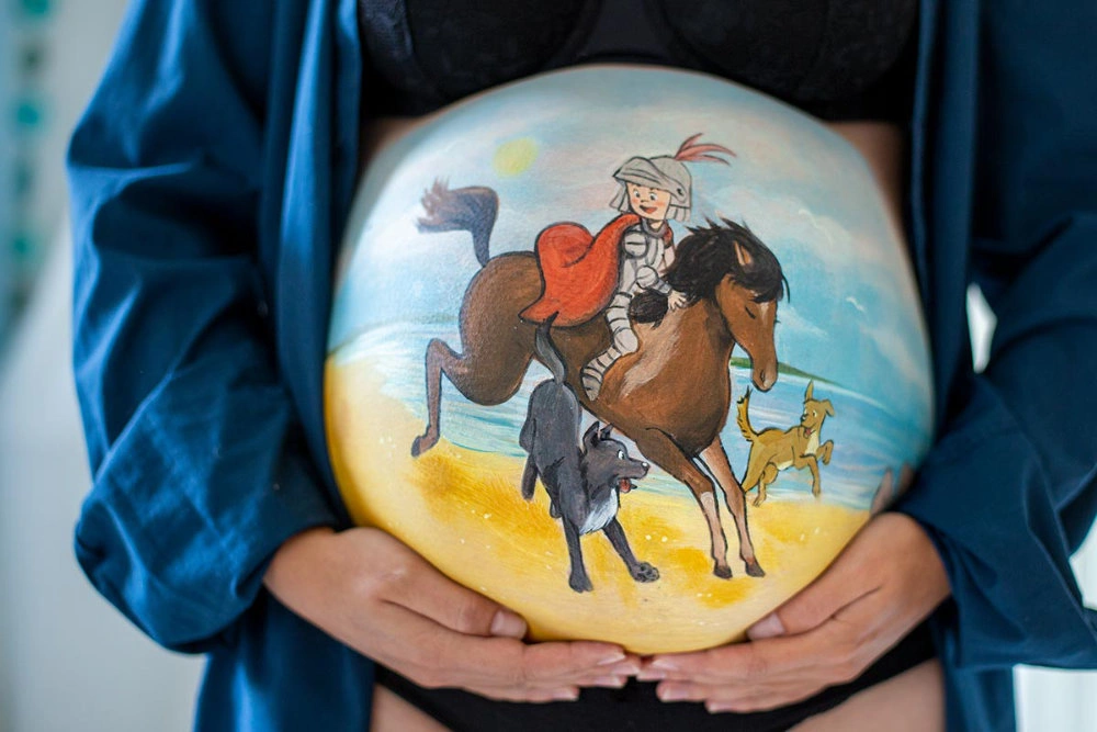 Bemalung auf Schwangerschaftsbauch einem Ritter auf einem Pferd