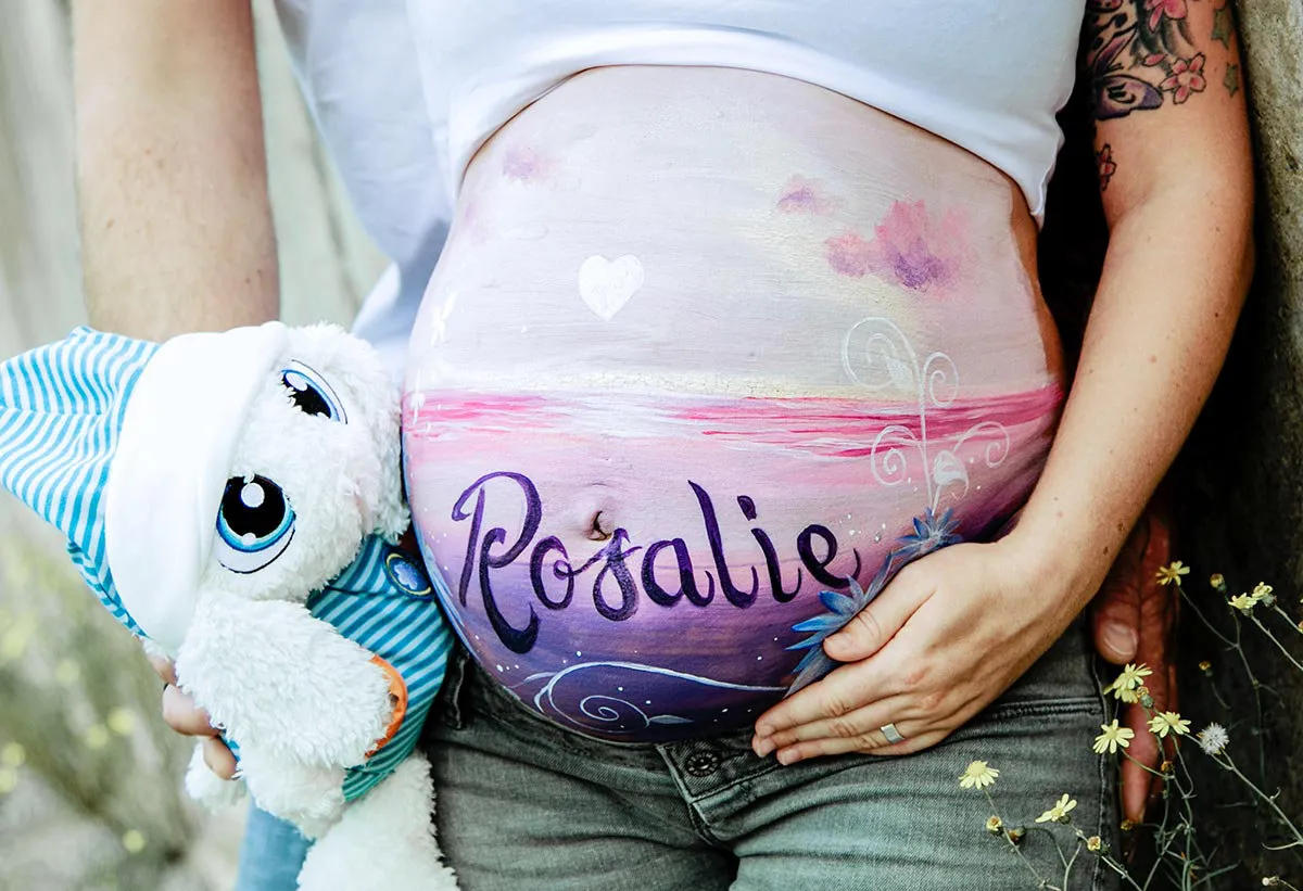 Bemalung auf Schwangerschaftsbauch mit dem Namen Rosalie
