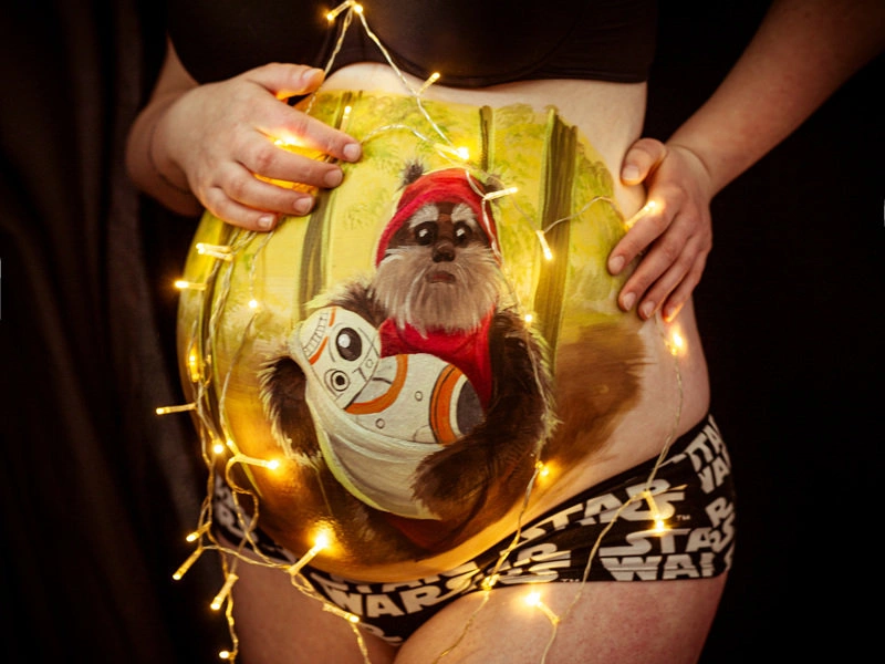 Bemalung auf Schwangerschaftsbauch mit Star Wars