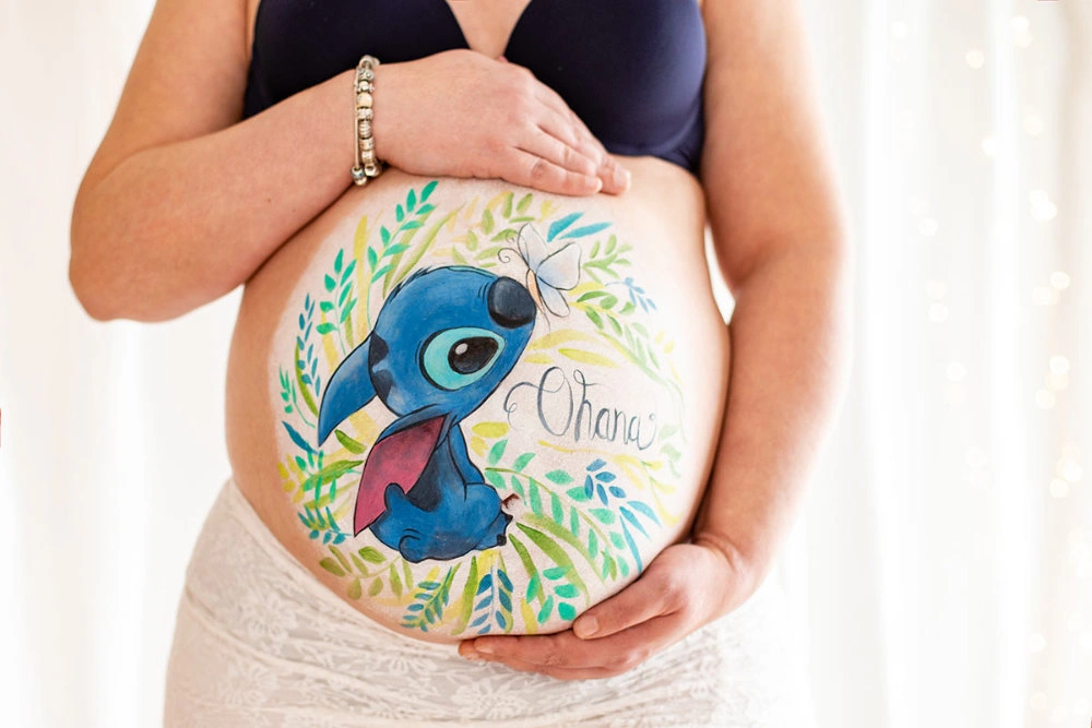 Bemalung auf Schwangerschaftsbauch mit Stich
